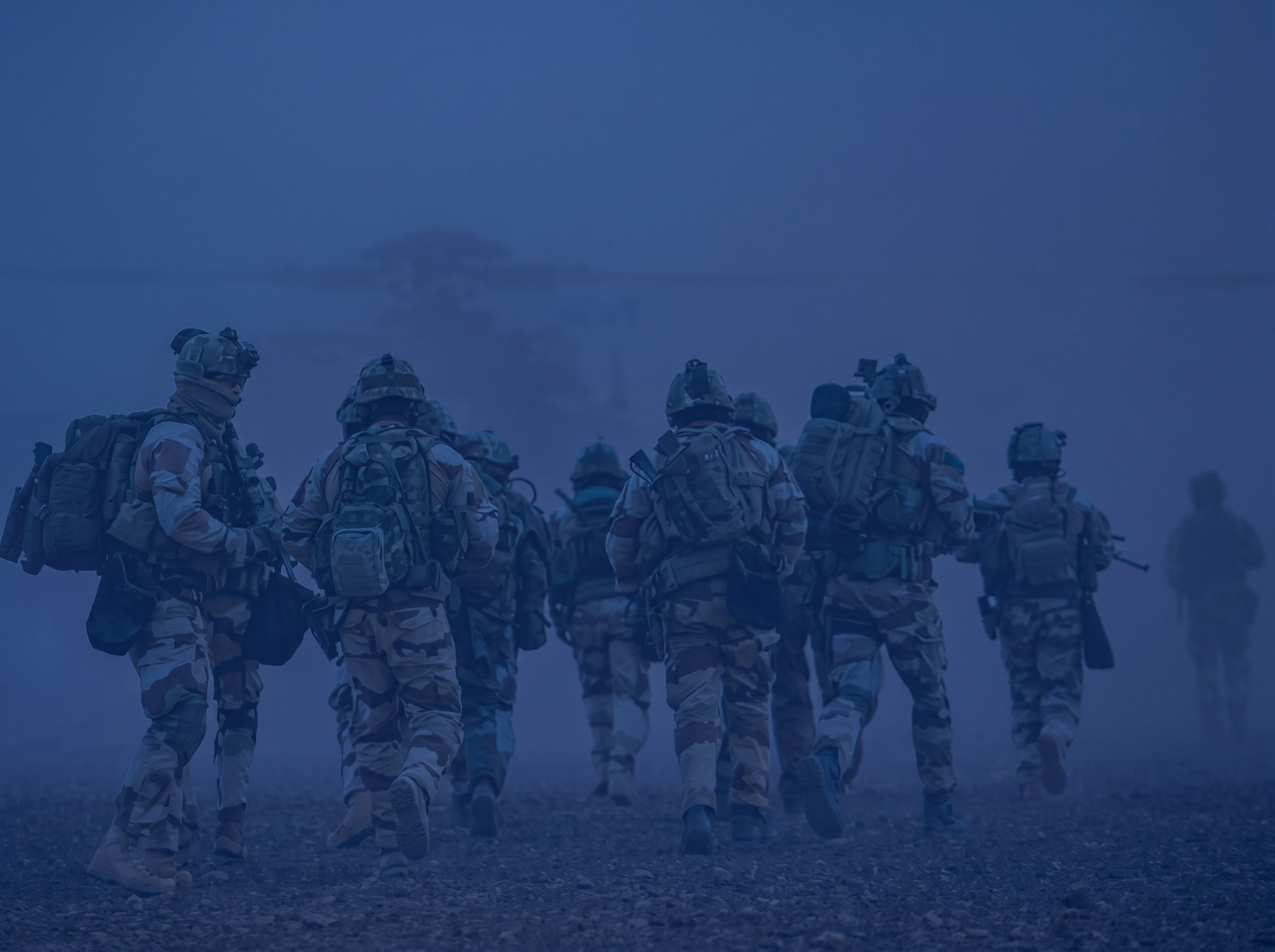 Groupe de soldats en intervention dans un environnement opérationnel